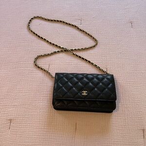 Gorgeous Chanel Handbag (authentic, classic, black leather with gold chain)